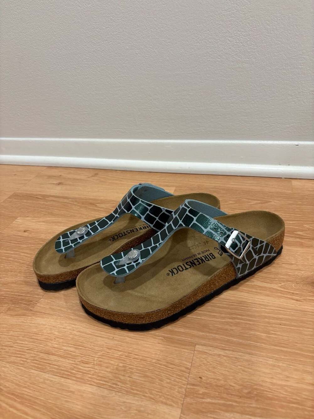 Birkenstock Gizeh Green Crocodile Embossed Sandals Size 38 - Picture 2 of 4